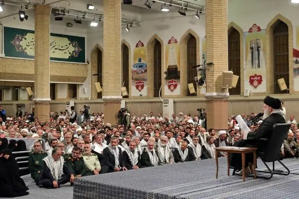 دیدار پیشکسوتان و فعالان دفاع مقدس و مقاومت با رهبر انقلاب