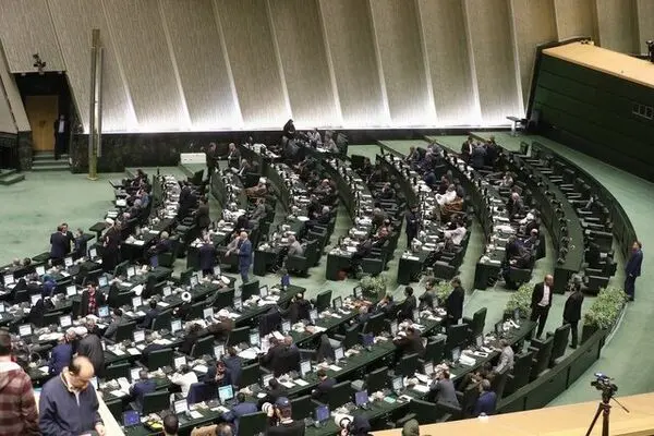 افشاگری نماینده مجلس: استخدام رانتی و حقوق‌های نجومی در «پتروشیمی جم» و صندوق بازنشستگی!