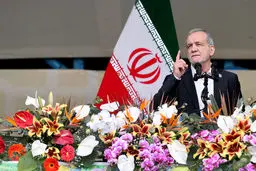 پزشکیان در ۲۲ بهمن: ایران در برابر زیاده‌خواهی‌ها سر خم نمی‌کند