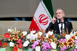 پزشکیان در ۲۲ بهمن: ایران در برابر زیاده‌خواهی‌ها سر خم نمی‌کند