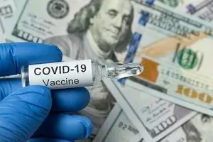 واکسن پولی؛ تصمیمی که کسی گردن نمی‌گیرد