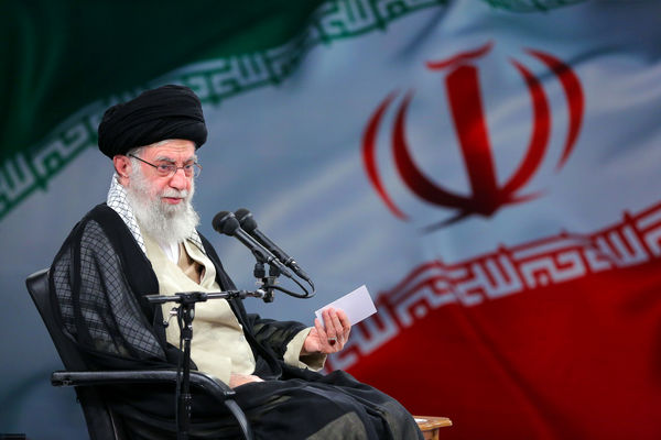 رهبر معظم انقلاب: شهدا سرنوشت ایران را عوض کردند 