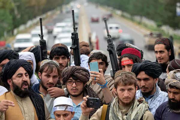نبرد سنت‌گرایان و عمل‌گرایان در طالبان