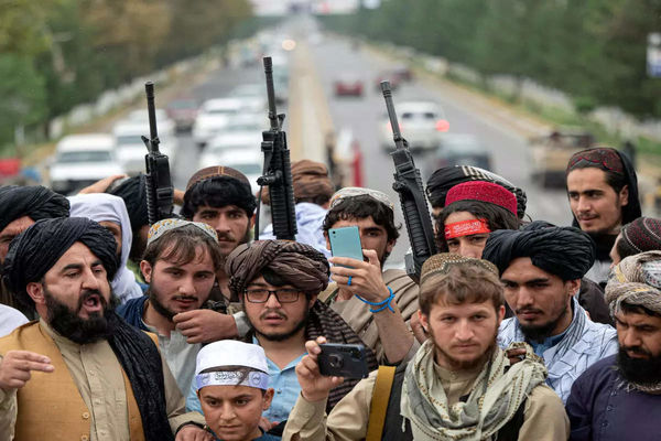 نبرد سنت‌گرایان و عمل‌گرایان در طالبان
