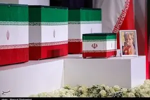 آخرین دیدار سران قوا و مسئولان با پیکر امام شهید انقلاب در مصلای تهران