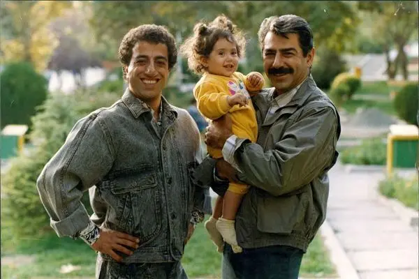 پخش فیلم سینمایی «دو نفر و نصفی» از شبکه نمایش