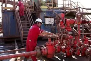 افزایش حقوق مدیران به اسم سختی کار در سکوهای نفتی