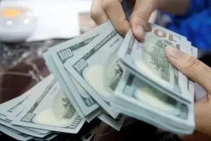 اخذ کارمزد اضافی در ازای نقل و انتقال و تبدیل ارز ممنوع است 