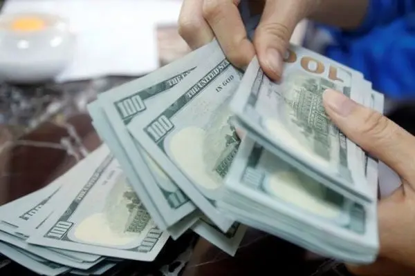 اخذ کارمزد اضافی در ازای نقل و انتقال و تبدیل ارز ممنوع است 