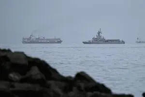 تردد در تنگه هرمز پس از عملیات آزادسازی آمریکا کاهش یافت