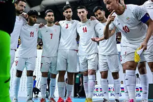 فوتسال ایران با برد قاطع راهی نیمه‌نهایی شد