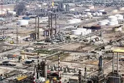 حریق در واحد ۷۰ پالایشگاه آبادان+فیلم