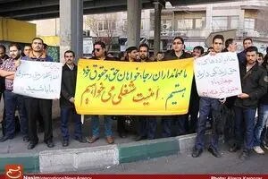 تجمع‌کنندگان مقابل مجلس کارمند رجا نیستند