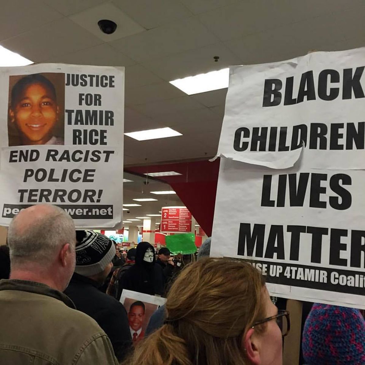 تظاهرات آمریکایی‌ها در اعتراض به تبرئه پلیس قاتل نوجوان سیاهپوست +تصاویر