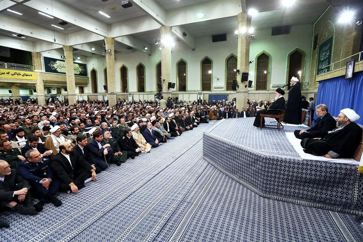 جمعی از مسئولان نظام و سفرا با رهبر انقلاب دیدار کردند