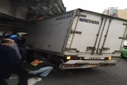 گیر کردن کامیونت زیر پل کریمخان