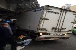 گیر کردن کامیونت زیر پل کریمخان