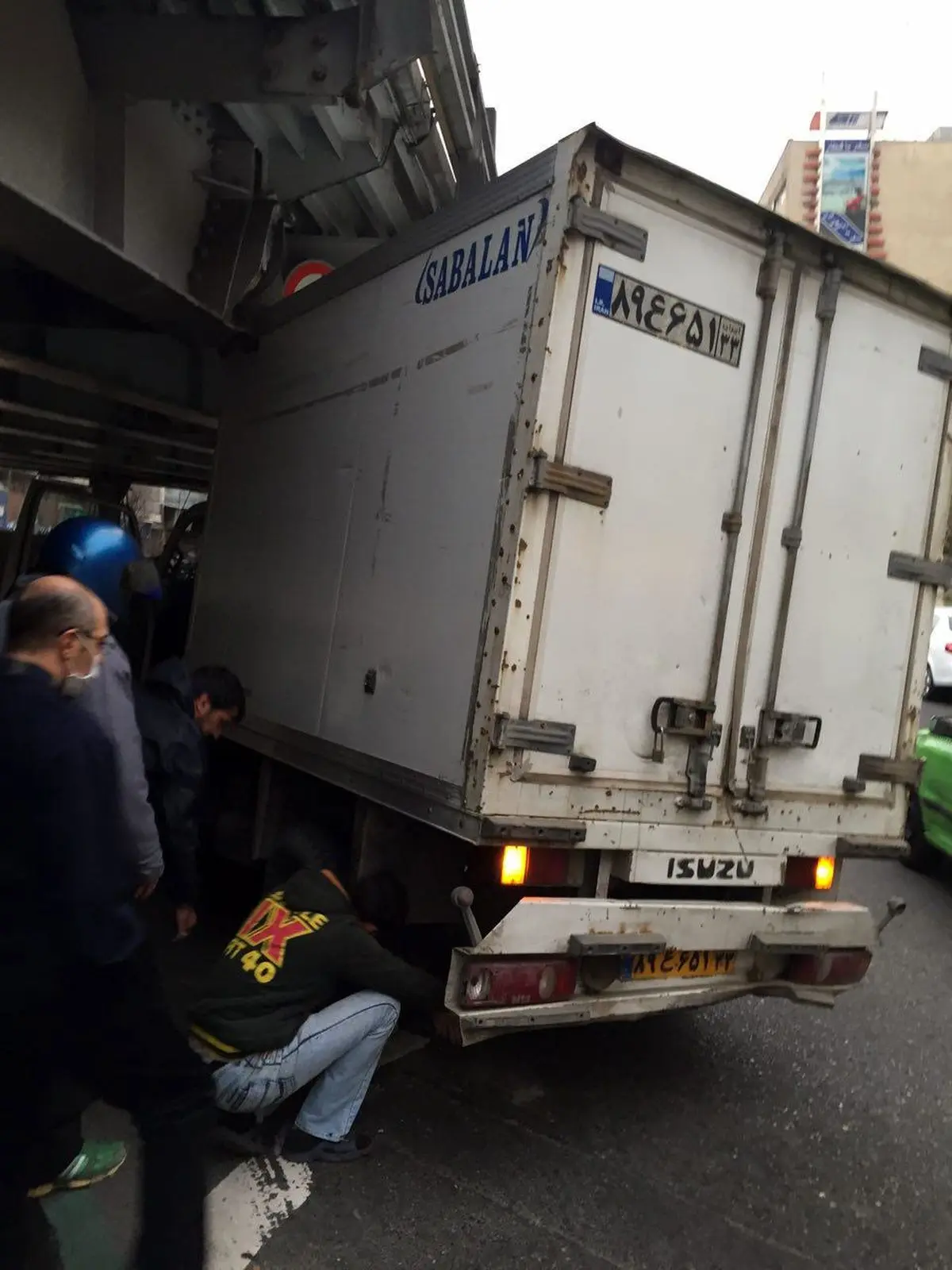 گیر کردن کامیونت زیر پل کریمخان