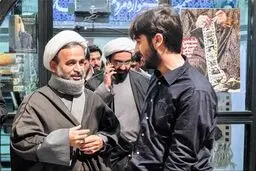 پناهیان، شال گردنش را به مدافعان حرم اهدا کرد