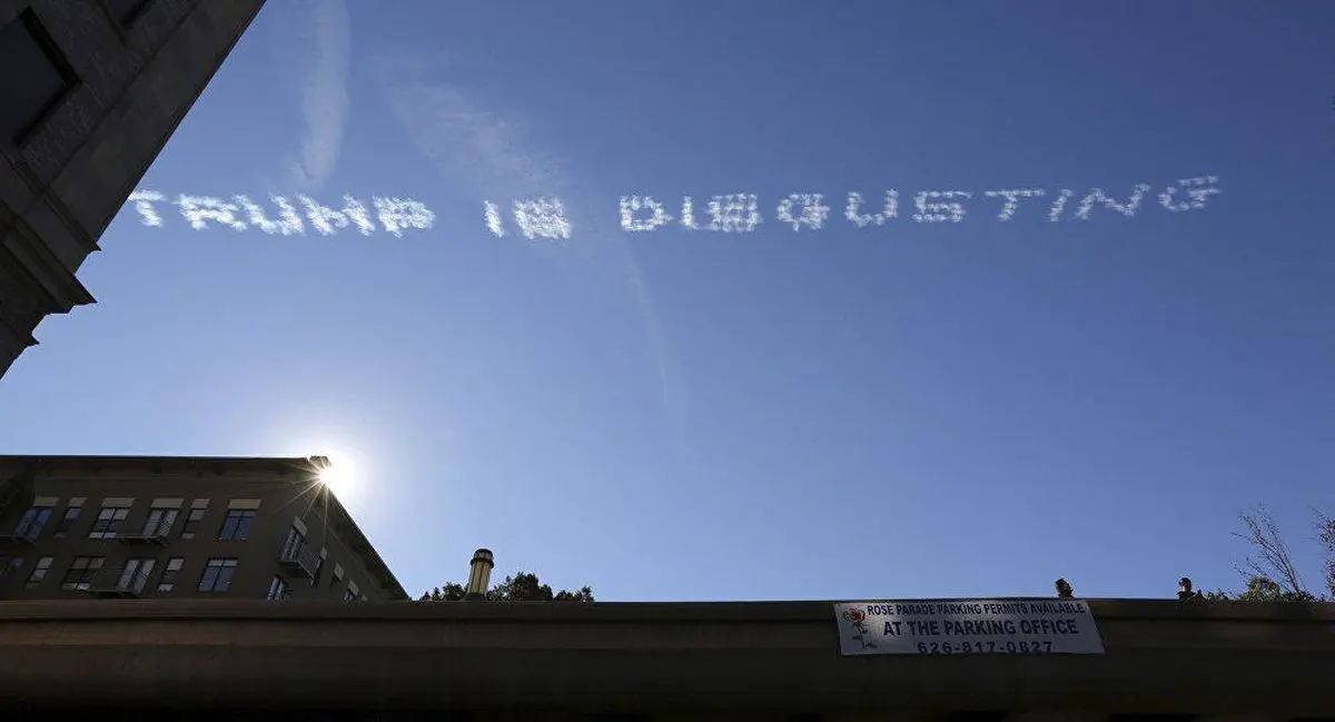 اعتراض آمریکایی‌ها به ترامپ آسمانی شد! +عکس