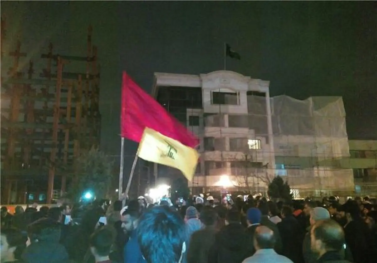 کنسولگری عربستان در مشهد به آتش کشیده شد