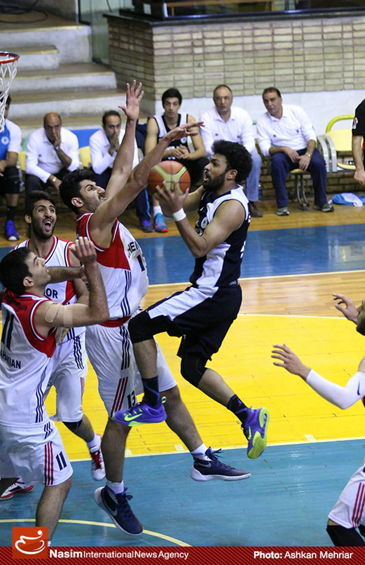دانشگاه آزاد از سد پتروشیمی صدرنشین گذشت و به رده دوم رسید