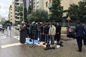 برپایی نماز وحدت مقابل سفارت عربستان در بیروت در محکومیت اعدام شیخ نمر