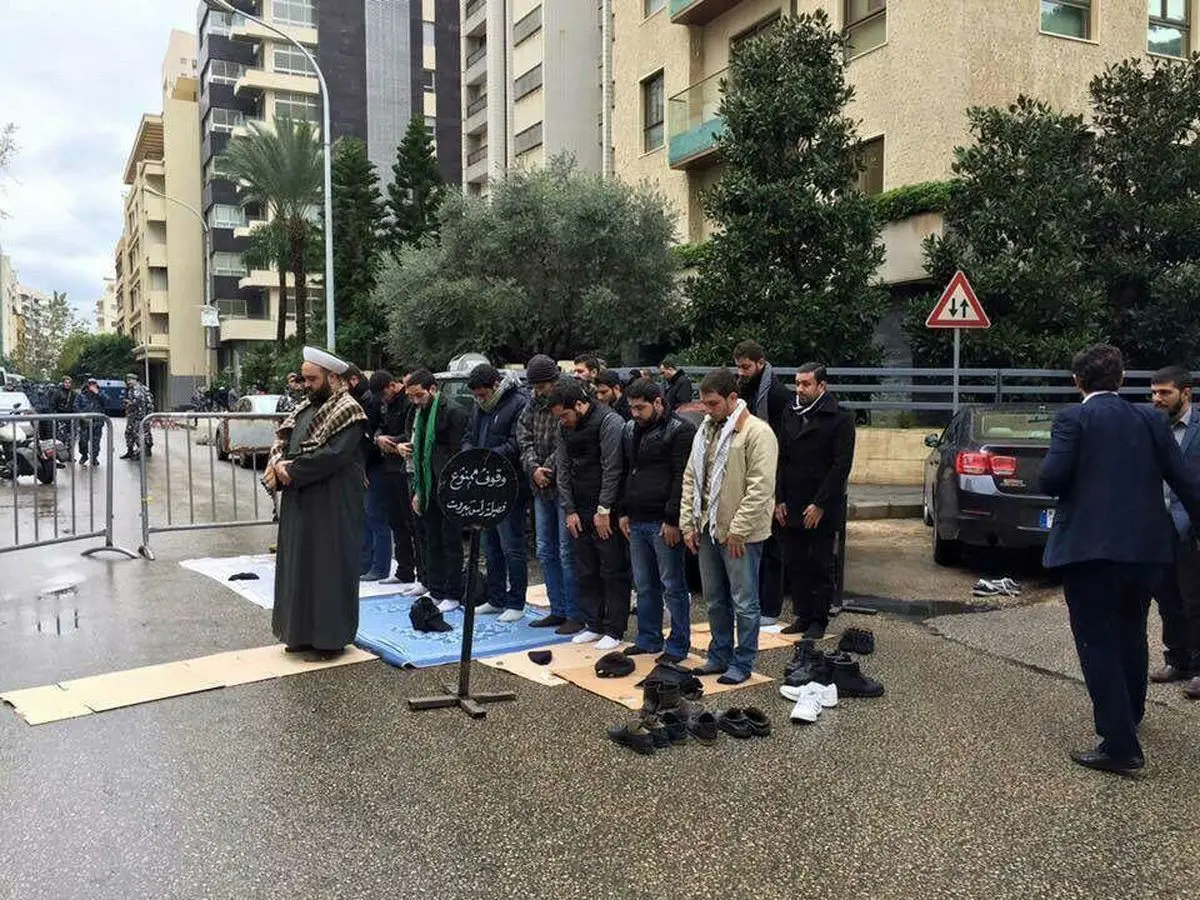 برپایی نماز وحدت مقابل سفارت عربستان در بیروت در محکومیت اعدام شیخ نمر