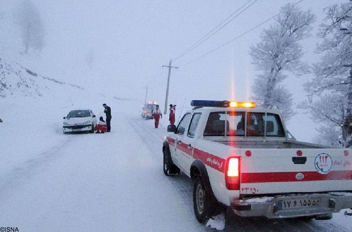 نجات جان سرنشینان ۷۰۰ خودرو از برف و کولاک در پیرانشهر/فارس