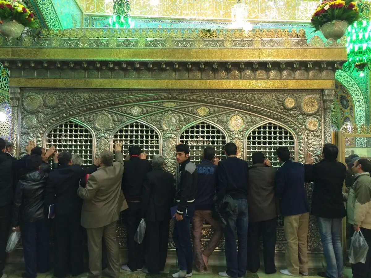 ضریح امام رضا (ع) در سحرگاه جمعه ۱۸ دی