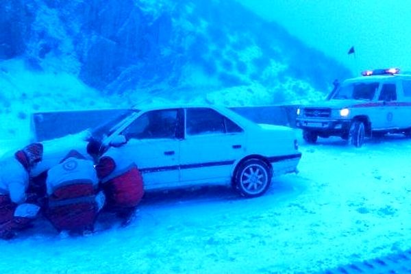 رهاسازی ۳۳۲ خودرو از برف و کولاک/ ارائه خدمات امدادی به ۴ هزار تن و اسکان اضطراری ۹۱ نفر در ۲۴ ساعت گذشته