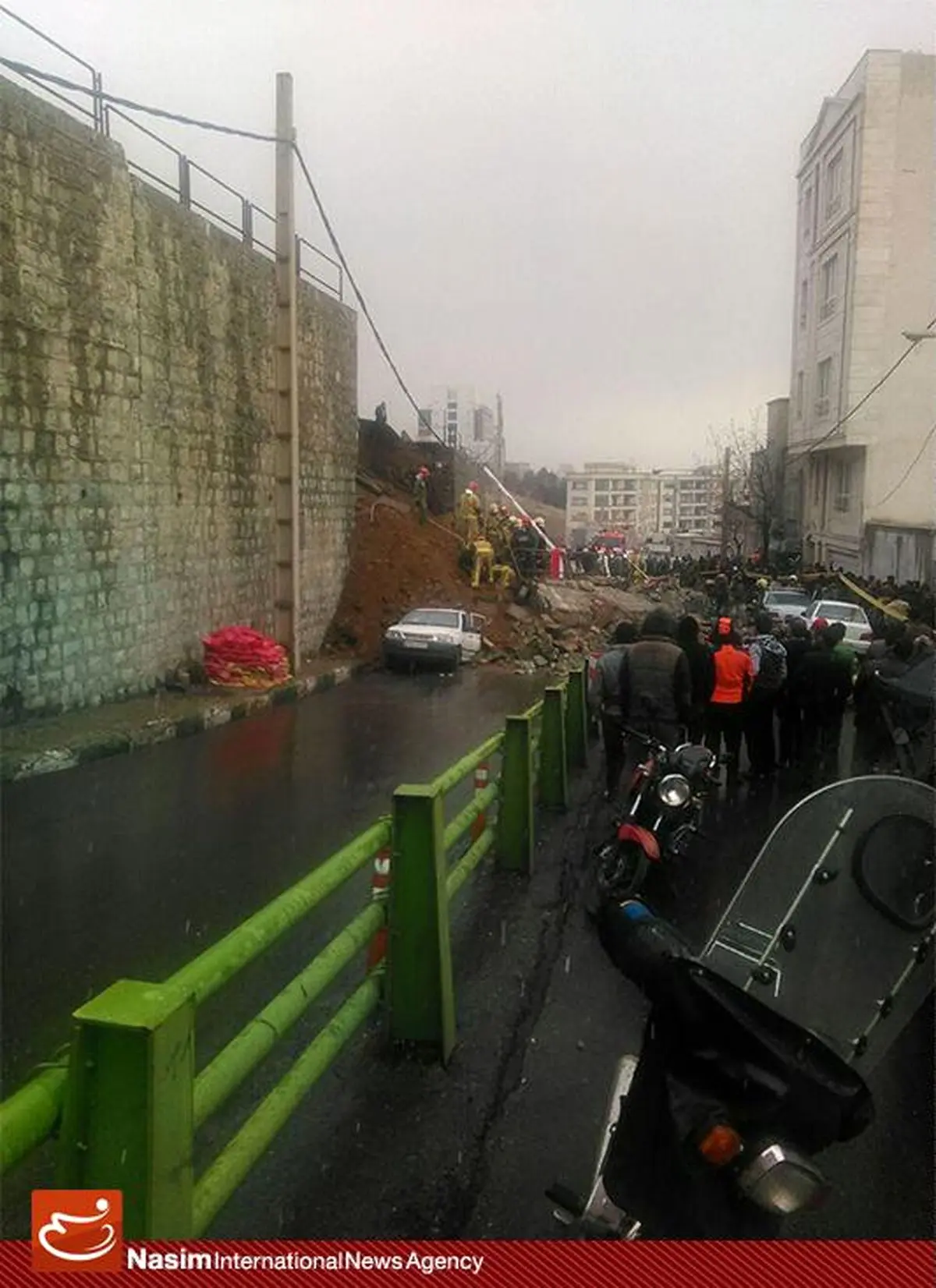 ریزش دیوار جنب بیمارستان مسیح دانشوری در منطقه دارآباد