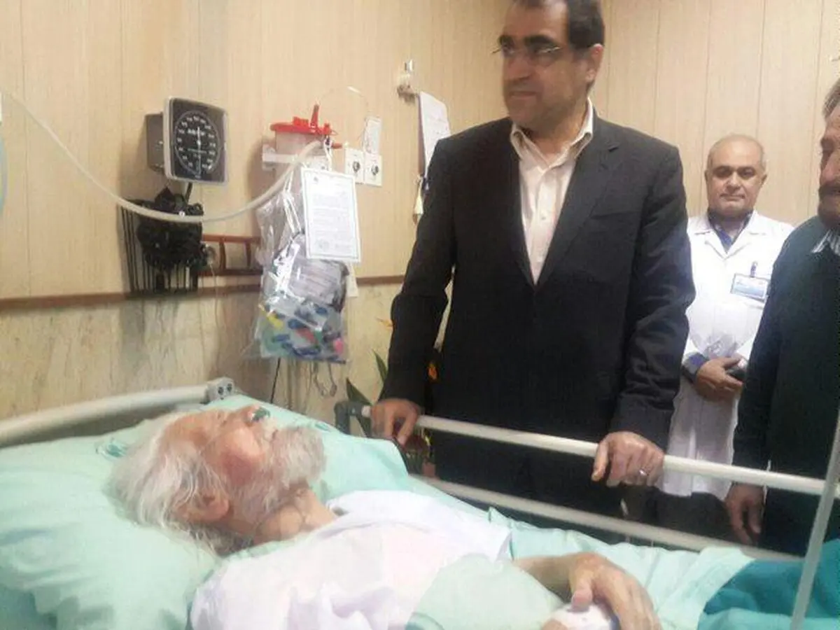 وزیر بهداشت از شاعر انقلاب عیادت کرد