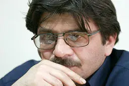 شاعر انقلاب دکان و دستگاه ندارد/ زمان، درباره صداقت و اصالت شاعران انقلاب قضاوت می‌کند