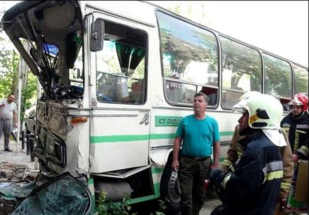تصادف اتوبوس با دهانه تونل در جاده فیروزکوه-تهران ۳۰ مصدوم برجا گذاشت