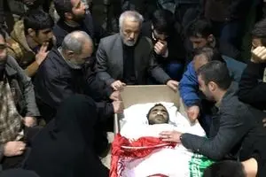 وداع خانواده شهید مدافع حرم با پیکر فرزندشان