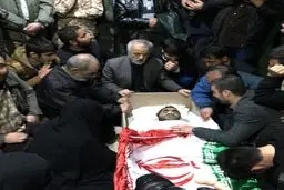 وداع خانواده شهید مدافع حرم با پیکر فرزندشان
