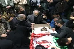وداع خانواده شهید مدافع حرم با پیکر فرزندشان