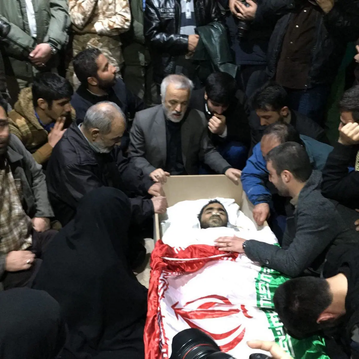 وداع خانواده شهید مدافع حرم با پیکر فرزندشان