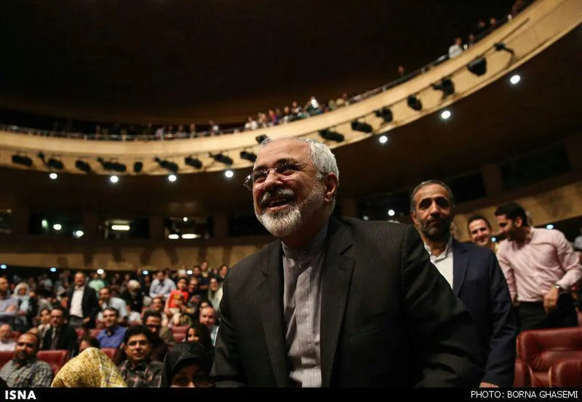 ظریف به تماشای تئاتر "امیرکبیر" نشست + عکس