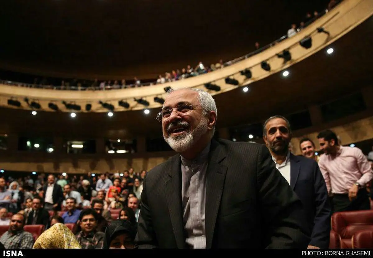 ظریف به تماشای تئاتر "امیرکبیر" نشست + عکس