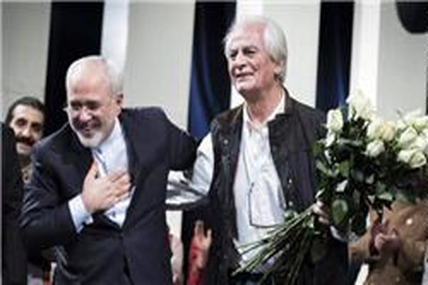 محمدجواد ظریف به تماشای نمایشی درباره امیرکبیر نشست