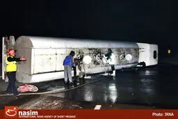 واژگونی تریلر حاوی ۱۷۰۰ کیلو نیترات آمونیوم در جاده ورامین