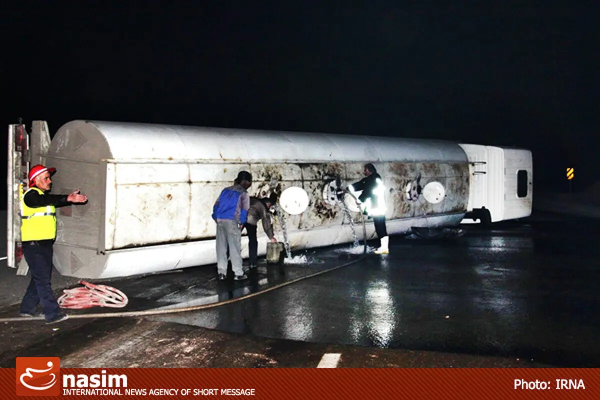 واژگونی تریلر حاوی ۱۷۰۰ کیلو نیترات آمونیوم در جاده ورامین