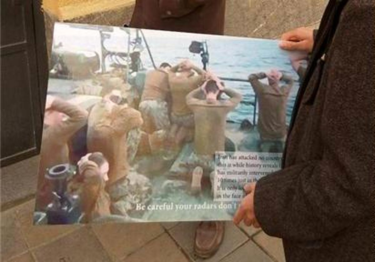 تابلوی سربازان دستگیر شده آمریکایی به دفتر حافظ منافع آمریکا تحویل داده شد + تصاویر