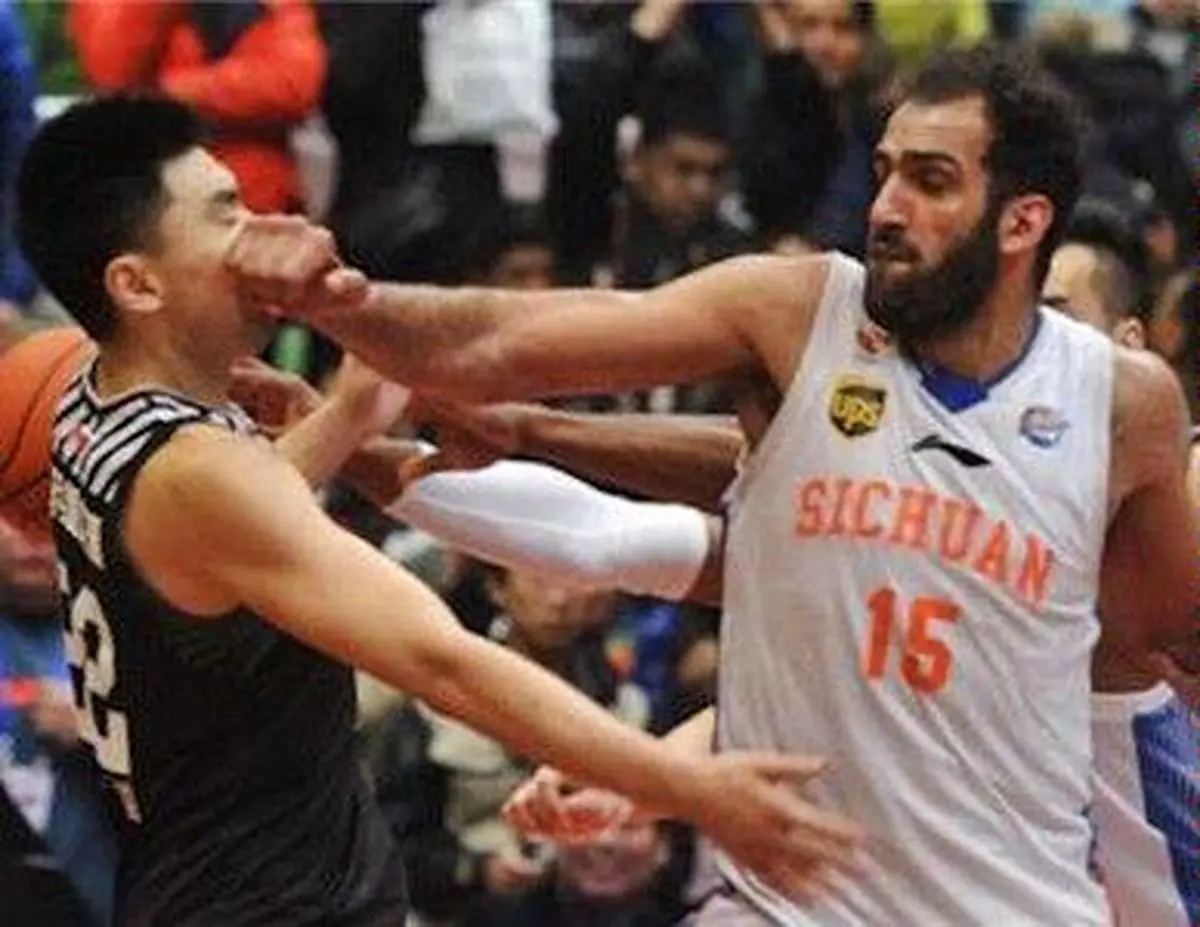 فیلم درگیری حامد حدادی با بازیکنان حریف پس از شکست در لیگ چین