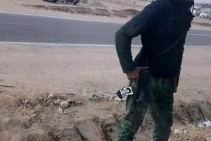 تصویر امام خمینی (ره) روی سلاح یکی از اعضاء مردمی ارتش عراق