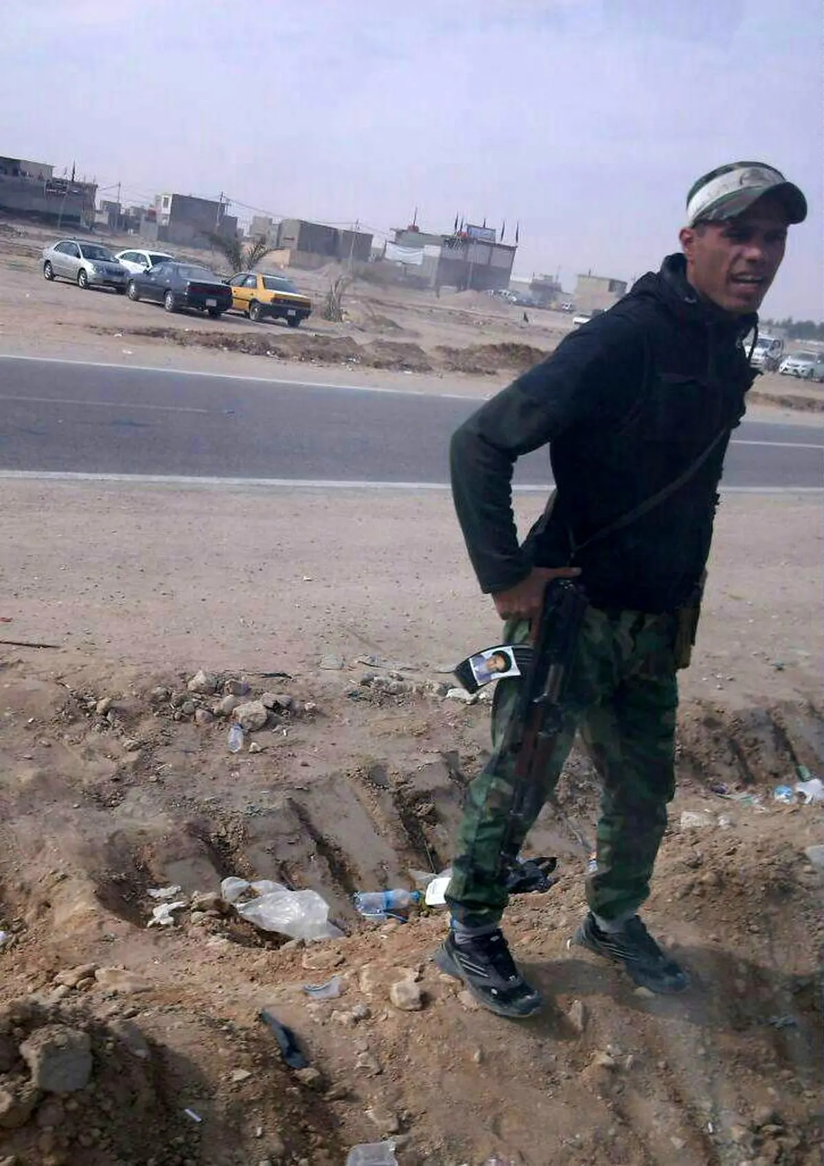 تصویر امام خمینی (ره) روی سلاح یکی از اعضاء مردمی ارتش عراق