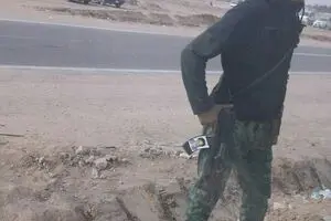 تصویر امام خمینی (ره) روی سلاح یکی از اعضاء مردمی ارتش عراق