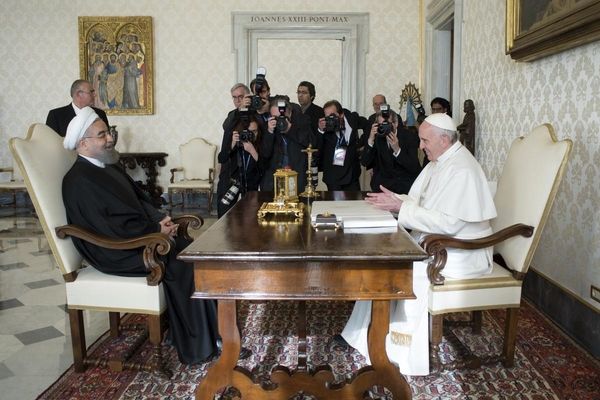 تاکید رئیس جمهور و پاپ بر صلح محور بودن ادیان الهی